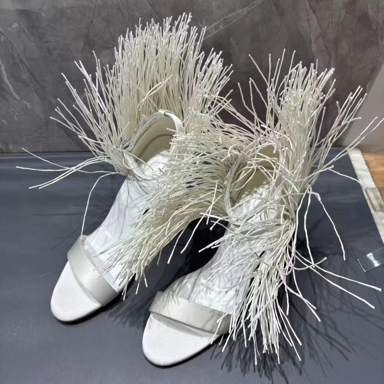 ホワイトレザー女性のサンダル足首装飾印象的なラフィア草弾むボ - Leather Work Flats のレビューと価格