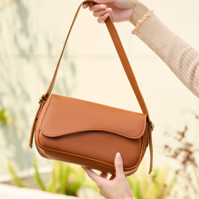 軽量フラップショルダーバッグ ヴィンテージ風フェイクレザーク - Leatherwork Essentials のレビューと価格